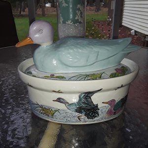 A Nove Finton Design Chinese porcelain hand decorated in Macau